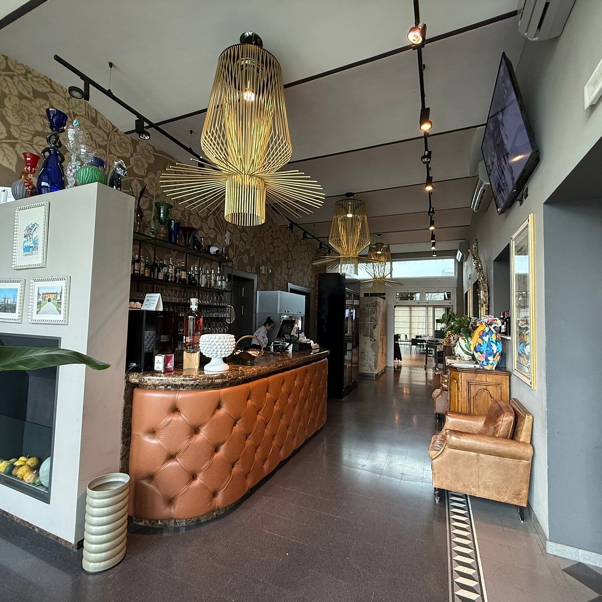 Bar Violella con bancone Chesterfield e lampade Vertigo