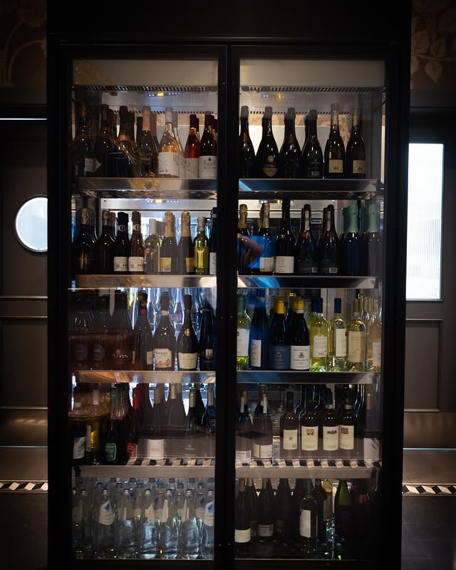 Cantina vini Violella con bottiglie illuminate a temperatura controllata