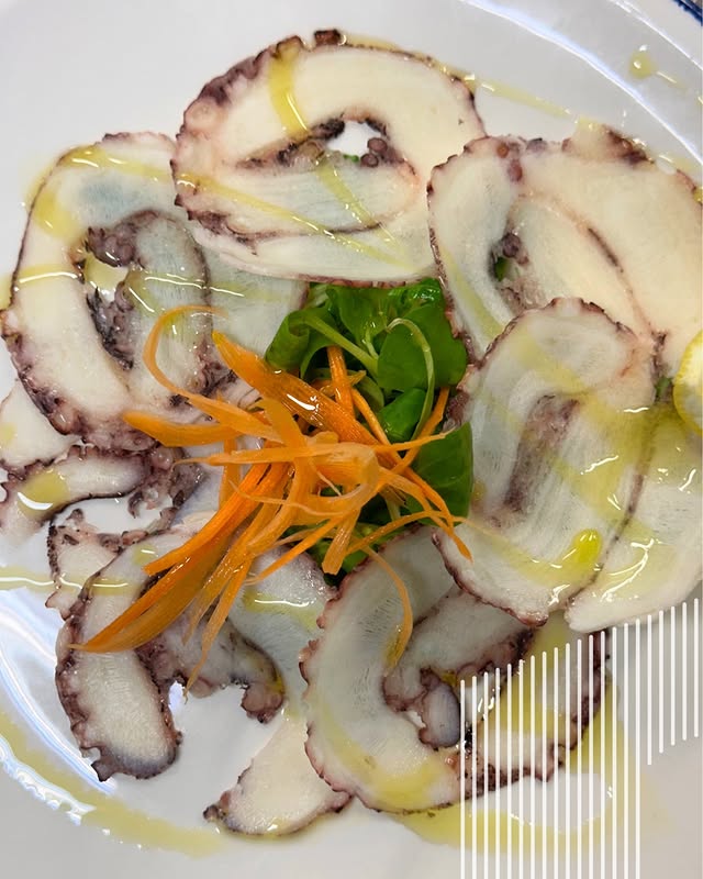 Carpaccio di polpo con carote julienne e olio