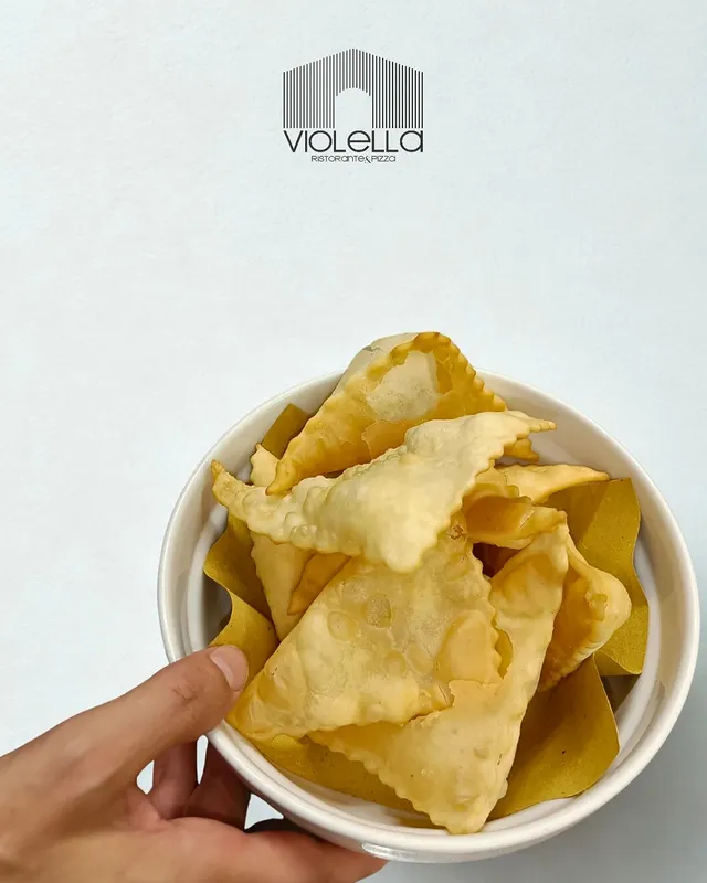 Gnocco fritto croccante in ciotola bianca