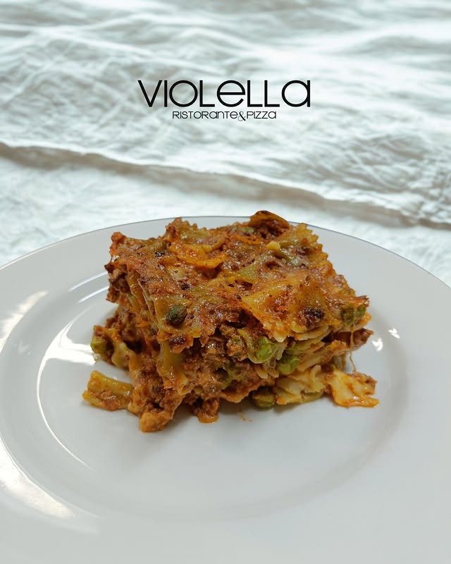 Lasagna al ragù con piselli, piatto Violella