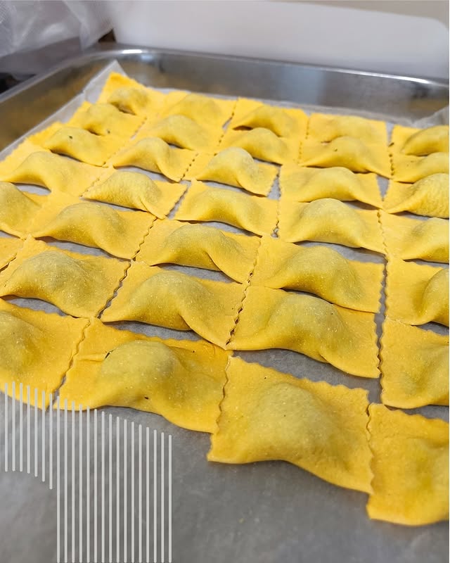 Agnolotti freschi su teglia pronti per la cottura
