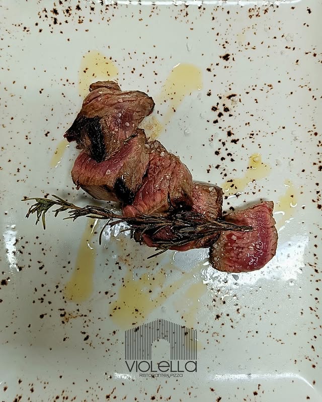 Tagliata di manzo con rosmarino su piatto speckled