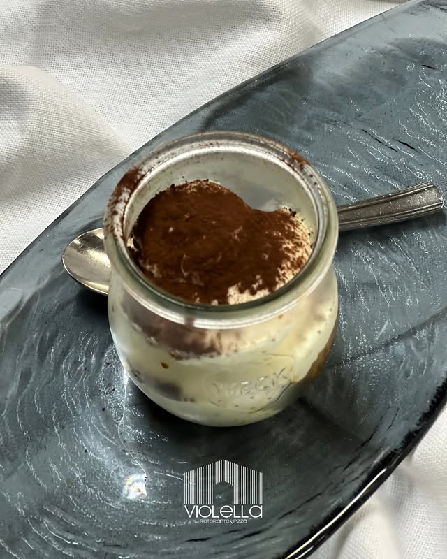 Tiramisù in vasetto su piatto ardesia